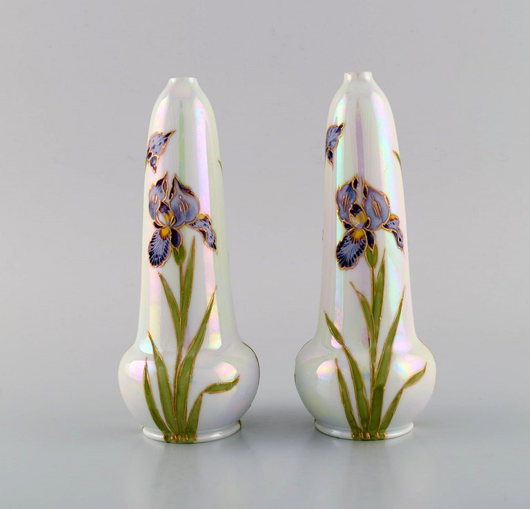 Heubach, Tyskland. To antikke art nouveau vaser i porcelæn med håndmalede blomster. Ca 1900.