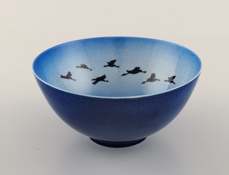 Sven Wejsfelt (1930-2009), Gustavsberg Studiohand. Unique bowl in glazed ceramics with hand-painted birds. Beautiful glaze in shades of blue. Dated 1991.
