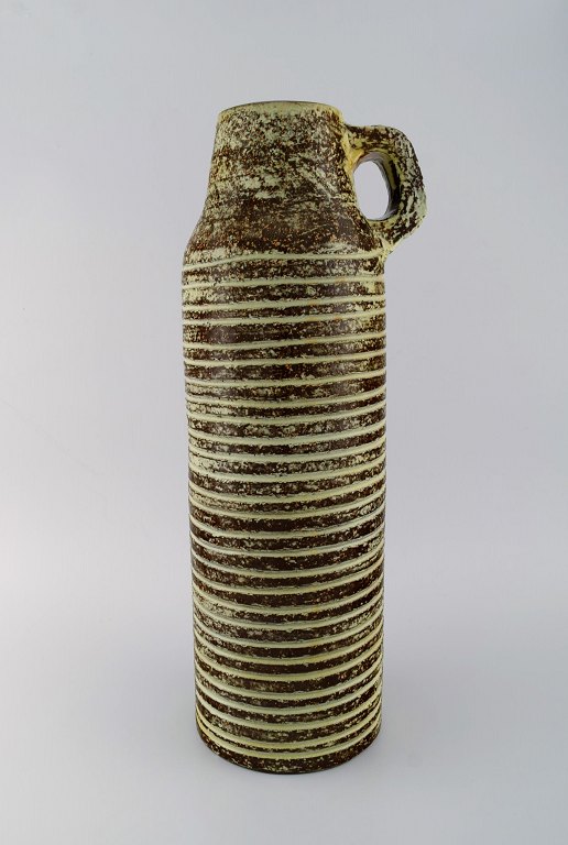 Ingrid Atterberg for Upsala-Ekeby. Stor gulvvase med rillet korpus og hank i glaseret stentøj. 1960