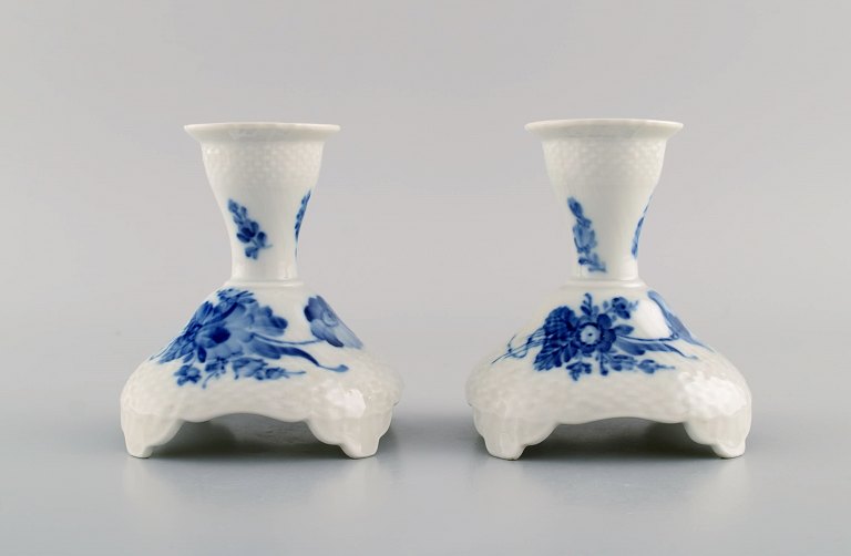 To Royal Copenhagen Blå Blomst Svejfet lysestager. Modelnummer 10/1711. Dateret 1965.