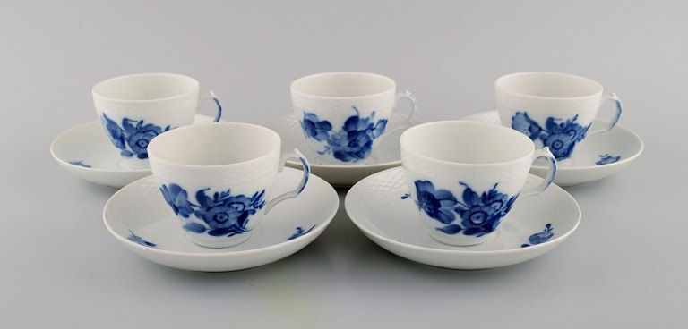 Fem Royal Copenhagen Blå Blomst Flettet kaffekopper med underkopper. Midt 1900-tallet. Modelnummer 10/8040.
