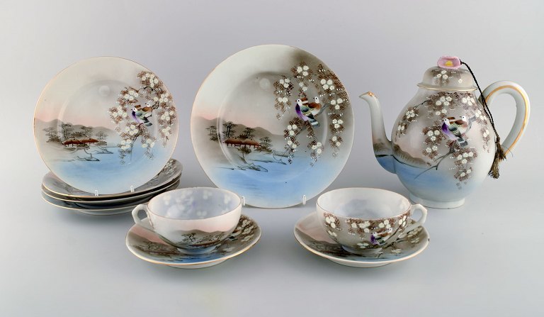 Japanese tea service in hand painted porcelain. Mid-20th century.