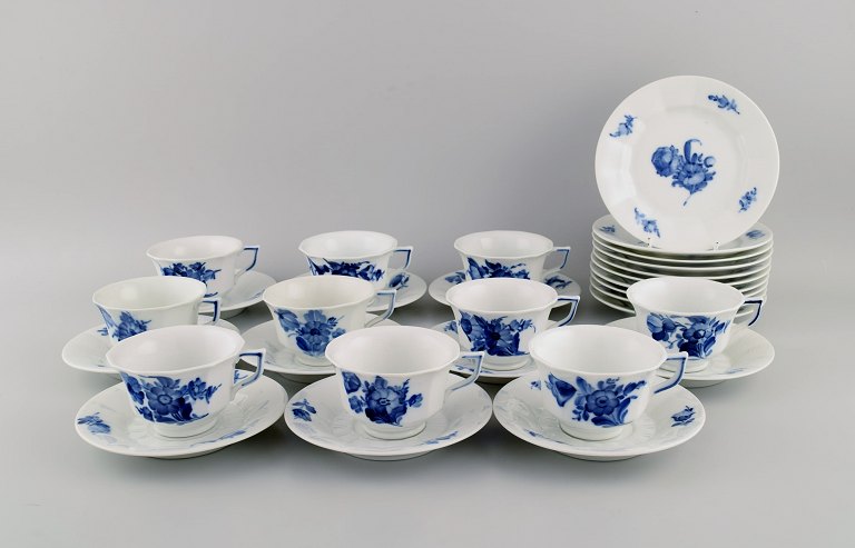 Royal Copenhagen Blå Blomst Kantet. 10 kaffekopper med underkopper og 10 tallerkener. Modelnummer 10/8608 og 10/8553.