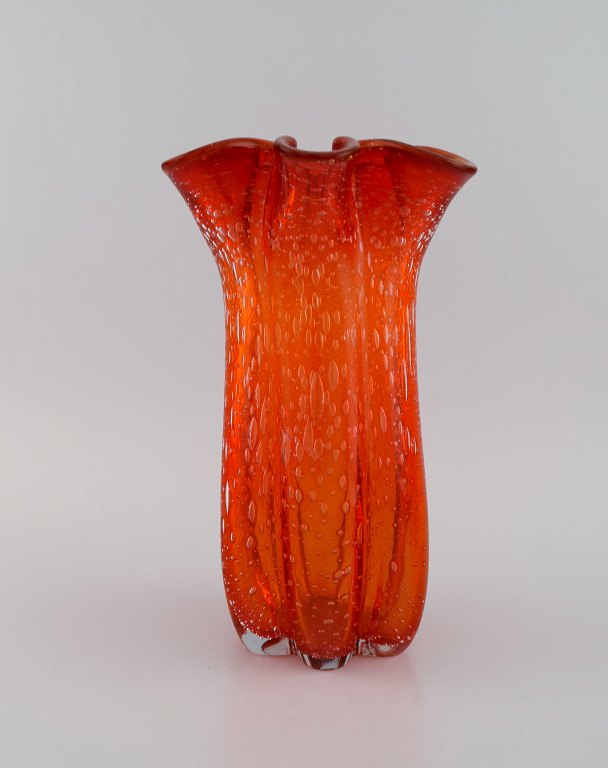 Stor Murano vase i mundblæst kunstglas. Bølget kant og indlagte bobler. Italiensk design, 1960/70