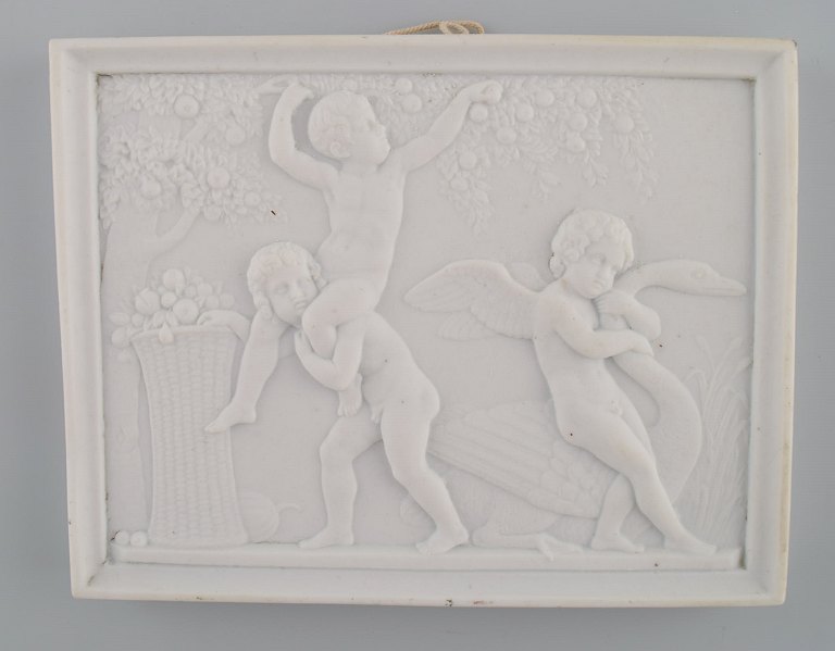 Bing og Grøndahl efter Thorvaldsen. Antik biscuit vægplakette med drengebørn og 
svane i relief. 1870/80