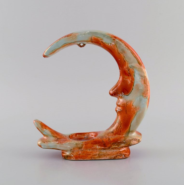 Europæisk studiokeramiker. Fyrfadslysholder formet som månen i glaseret keramik. 
Smuk marmoreret glasur i orange og perlemor nuancer. Sent 1900-tallet.
