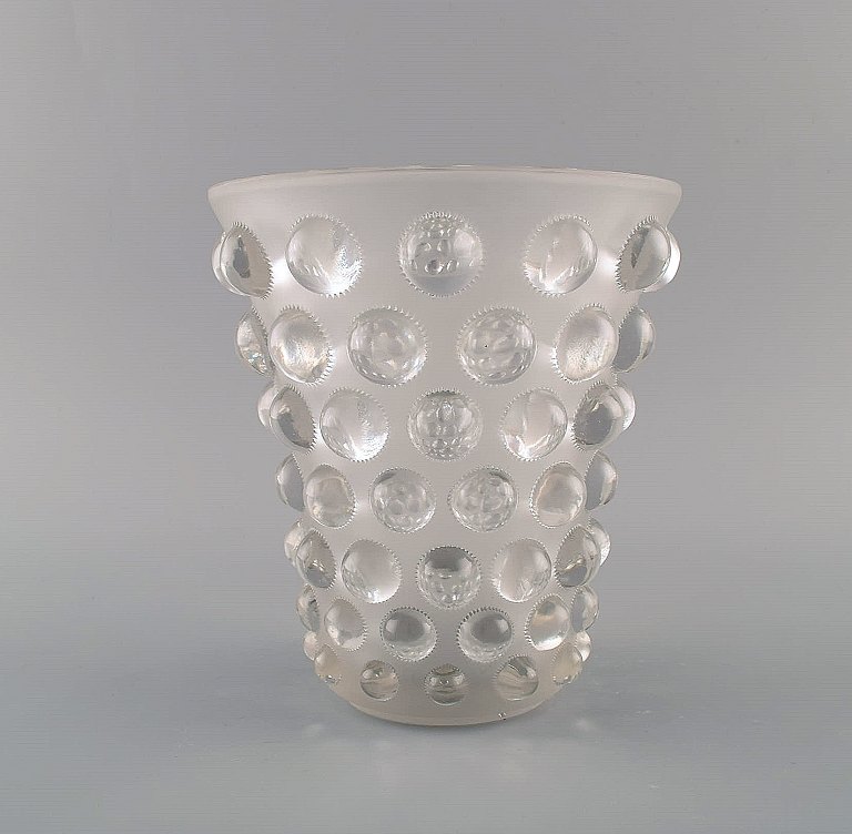 Early and rare René Lalique Bamako vase in clear mouth blown art glass. 1930s.