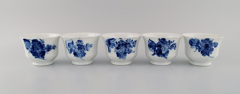 Royal Copenhagen Blå Blomst Kantet. Fem kopper uden hank. Modelnummer 10/8501A.
