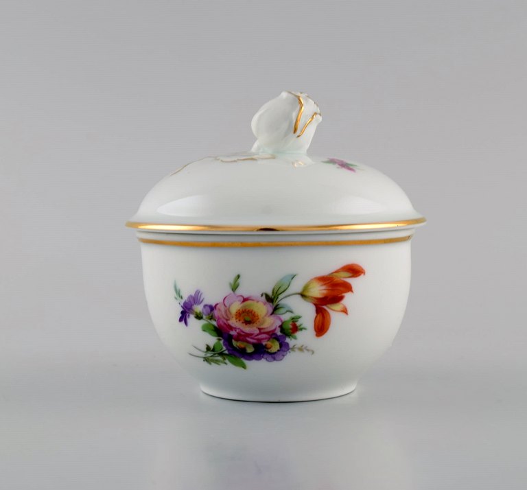 Fürstenberg, Germany. Antique lidded bowl in hand-painted porcelain with flowers and gold decoration. Early 20th century.