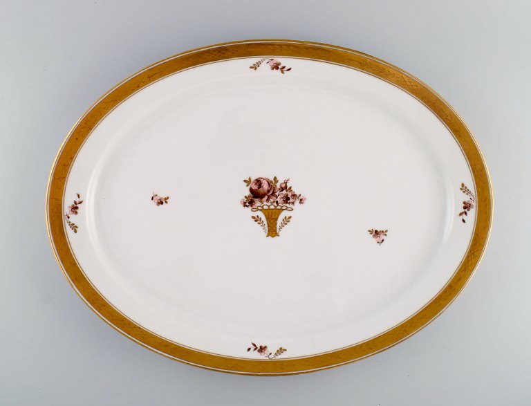 Large oval Royal Copenhagen Golden Basket serving dish in porcelain with flowers and gold decoration. Model number 595/9011. Early 20th century.