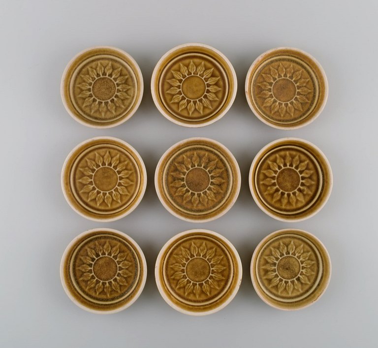 Jens H. Quistgaard (1919-2008) for Bing & Grøndahl / Nissen Kronjyden. 9 Relief 
skåle / flaskebakker i glaseret stentøj. Smuk glasur i sennepsgule nuancer. 
1960