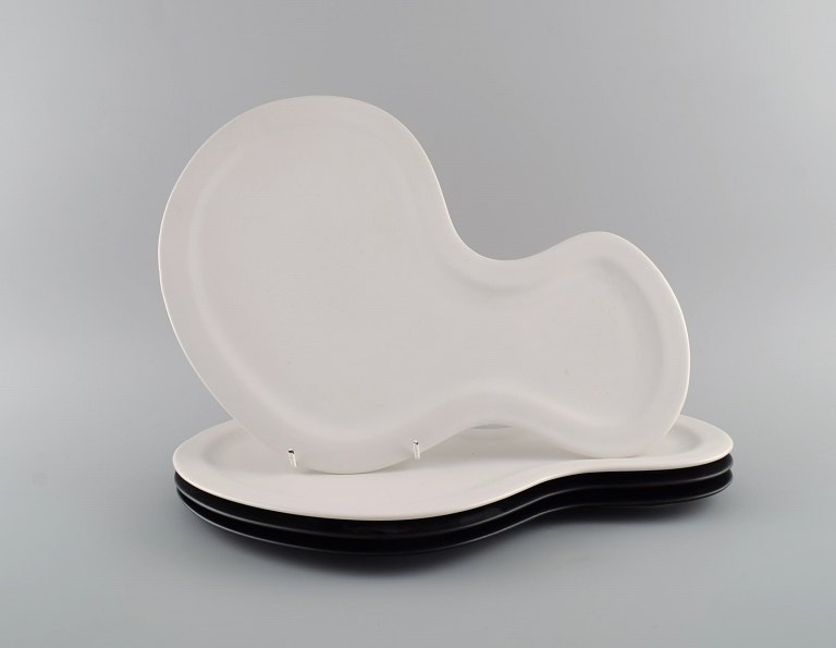 British design. Five large freeform plates in glazed porcelain. Late 20th century.