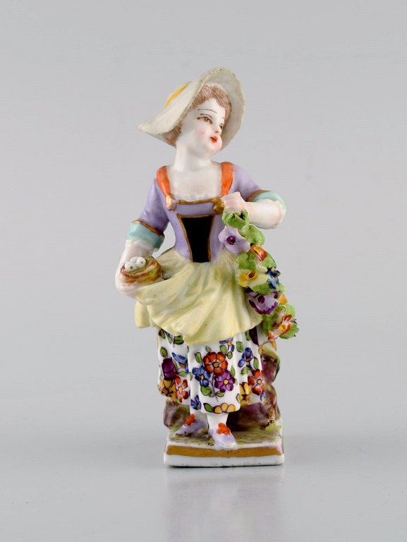 Augustus Rex, Tyskland. Antik håndmalet porcelænsfigur. Pige med blomster og frugt. 1800-tallet.