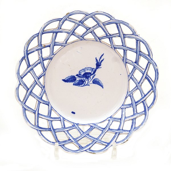 Blådekoreret fletrand fajance tallerken med stiliseret blomst. Kiel, periode Buchwald, 1768-71. Signeret K/B/N. Fremstår urestaureret. D: 25,5cm