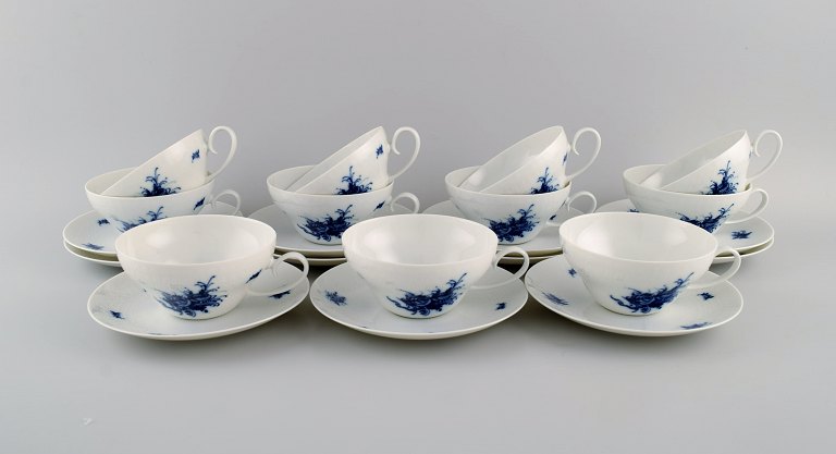 Bjørn Wiinblad for Rosenthal. 11 Romanze Blue Flower teacups with saucers. 1960s.