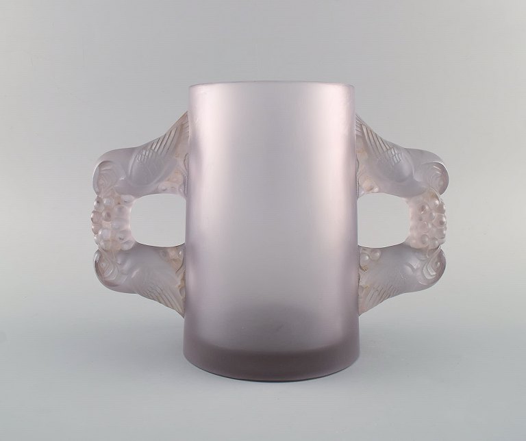 René Lalique (1860-1945), Frankrig. Sjælden og tidlig "Sylvia" vase i matteret kunstglas. Hanke modeleret med fugle. Museumskvalitet, 1920/30
