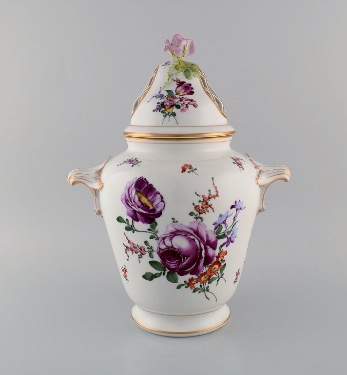 Stor antik Dresden prydvase vase i håndmalet porcelæn. Blomster og gulddekoration. Rose i relief på låget. Ca. 1900.
