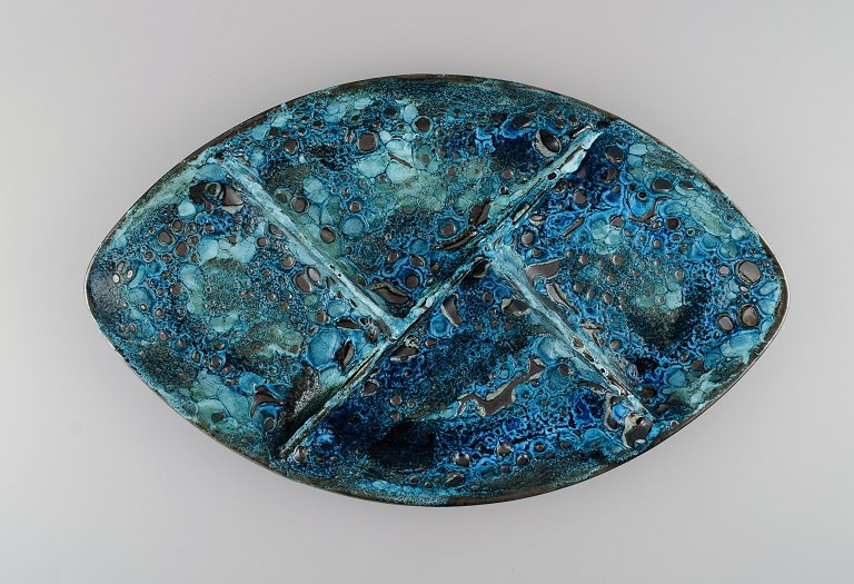 Fransk keramiker. Stort opdelt serveringsfad i glaseret stentøj. Smuk glasur i azurblå nuancer. Unika keramik af høj kvalitet. Midt 1900-tallet. 