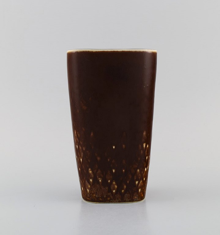 Carl Harry Stålhane (1920-1990) for Rörstrand. Vase in glazed ceramics with checkered design. Beautiful glaze in brown shades. Mid-20th century.