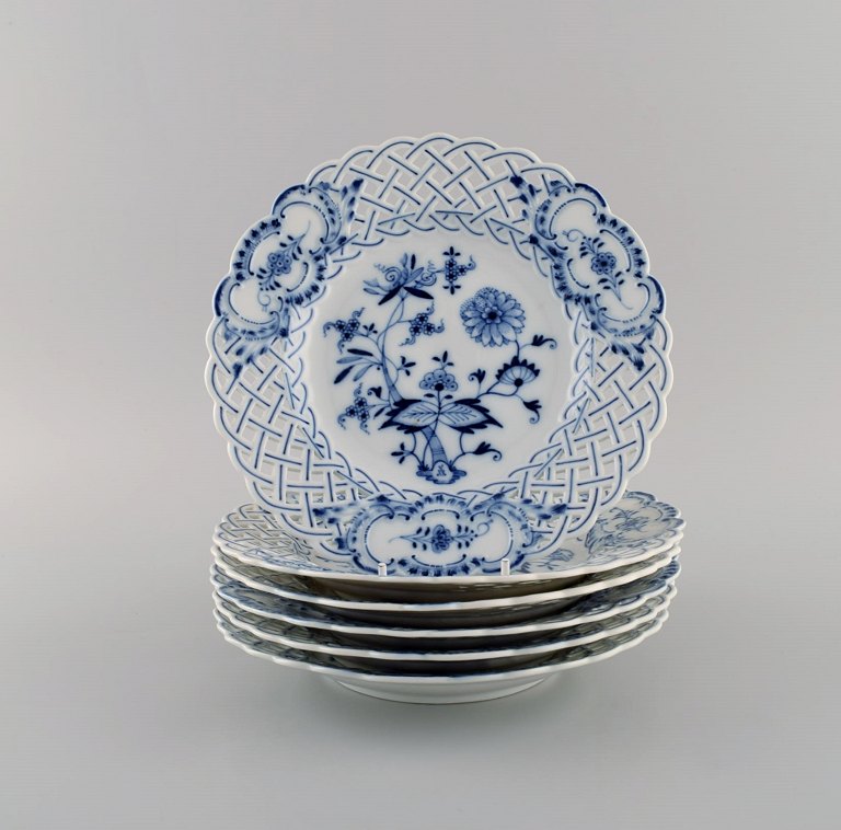 Seks Meissen Løgmønstret tallerkener i gennembrudt porcelæn. Tidligt 
1900-tallet.
