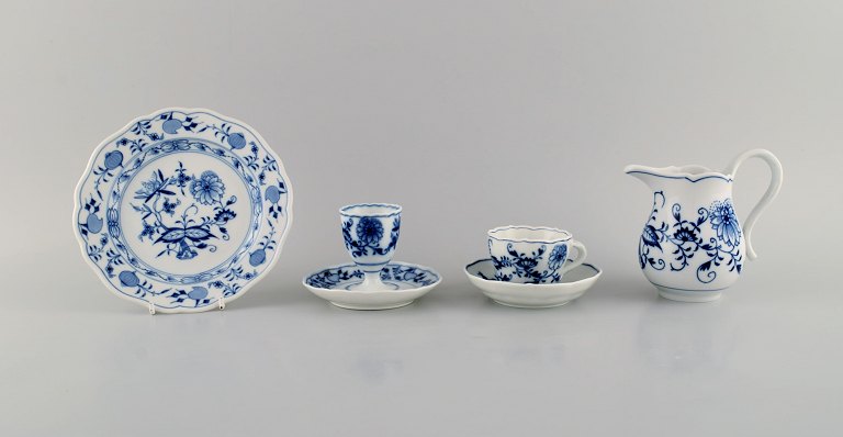 Meissen Blue Onion egoist coffee service in hand-painted porcelain. Approx. 1900.