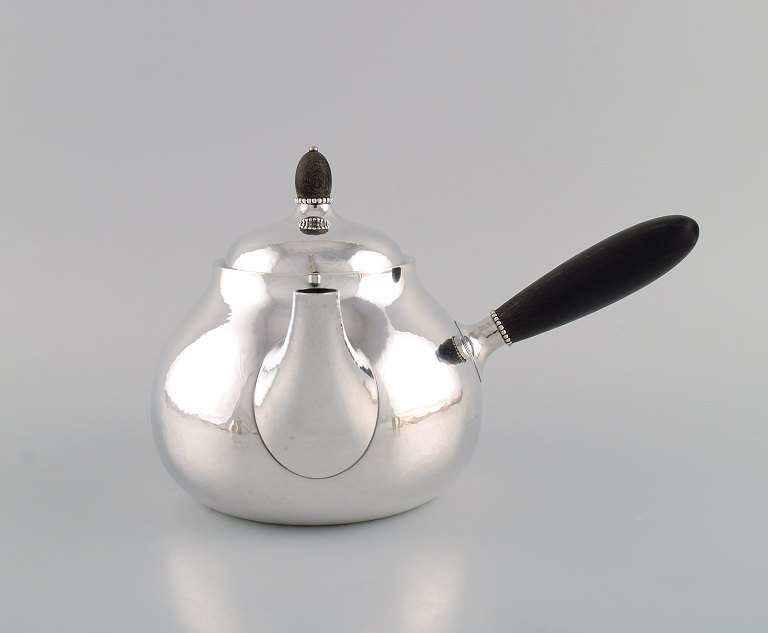 Georg Jensen art nouveau tekande i sterlingsølv med skaft og knop i ibenholt. Modelnummer 80C. Designet i 1915.