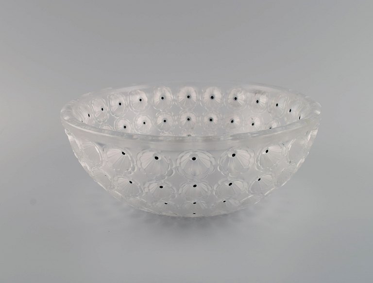 René Lalique art deco Nemours skål i matteret kunstglas modelleret med blomster. 
Midt 1900-tallet.  
