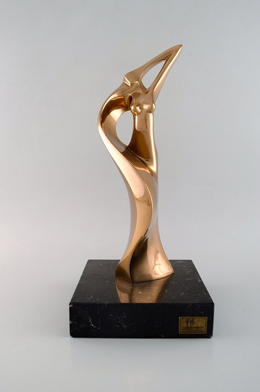 Tony Morey for Italica, Spain. Large modernist female sculpture in bronze on marble base. Late 20th century.