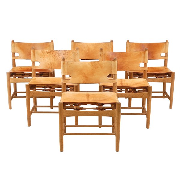 Børge Mogensen 3237. Sæt på seks jagtstole / Den Spanske Spisebordsstol i eg med patineret kernelæder. Fremstillet af Fredericia Furniture og med label herfra. Model 3237