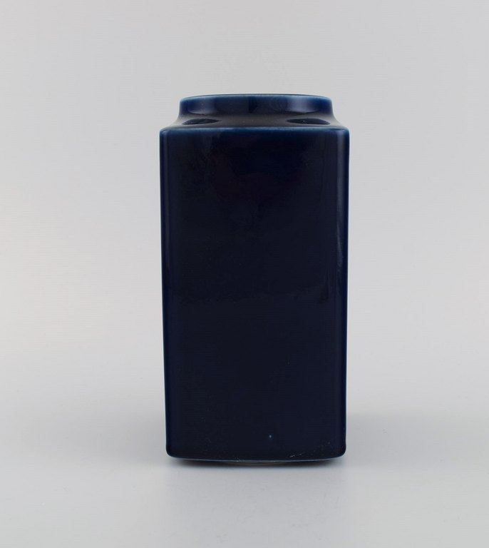 Arabia, Finland. Vase in glazed porcelain. Beautiful glaze in deep blue shades. 1940s / 50s.