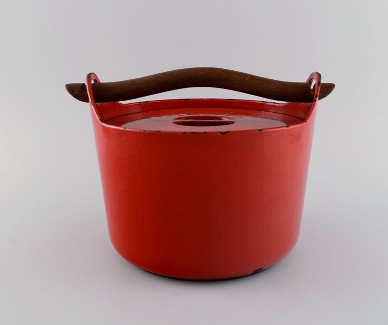Timo Sarpaneva for Rosenlew, Finland. Cast iron casserole in red enamel with wooden handle. Mid-20th century.