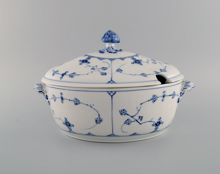 Stor Royal Copenhagen Musselmalet Riflet suppeterrin i håndmalet porcelæn. 
Modelnummer 1/360. Dateret 1889-1922.
