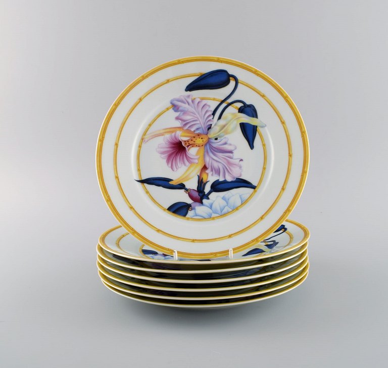 Porcelaine de Paris. "Aurore Tropicale". Seks frokosttallerkener i porcelæn dekoreret med blomster og bambus. 1980