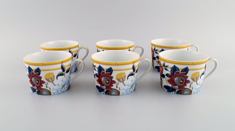 Porcelaine de Paris. "Aurore Tropicale". Seks kaffekopper i porcelæn dekoreret med blomster, granatæbler og bambus. 1980