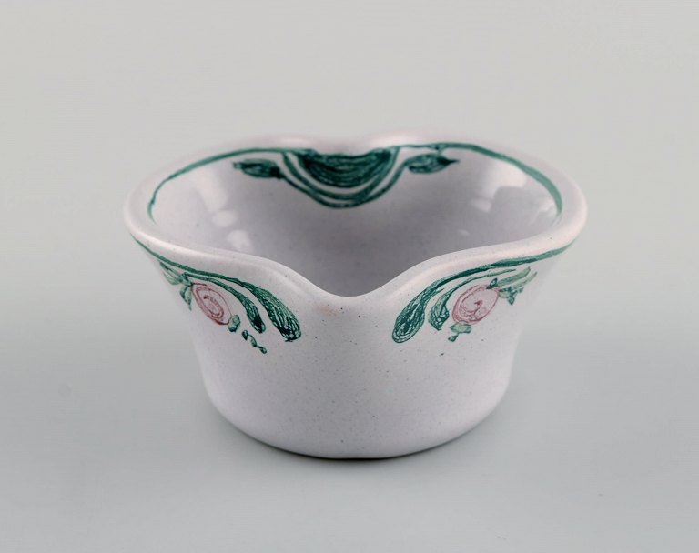 Bjørn Wiinblad (1918-2006), Denmark. Heart-shaped bowl in glazed ceramics with hand-painted flowers. Dated 1985.