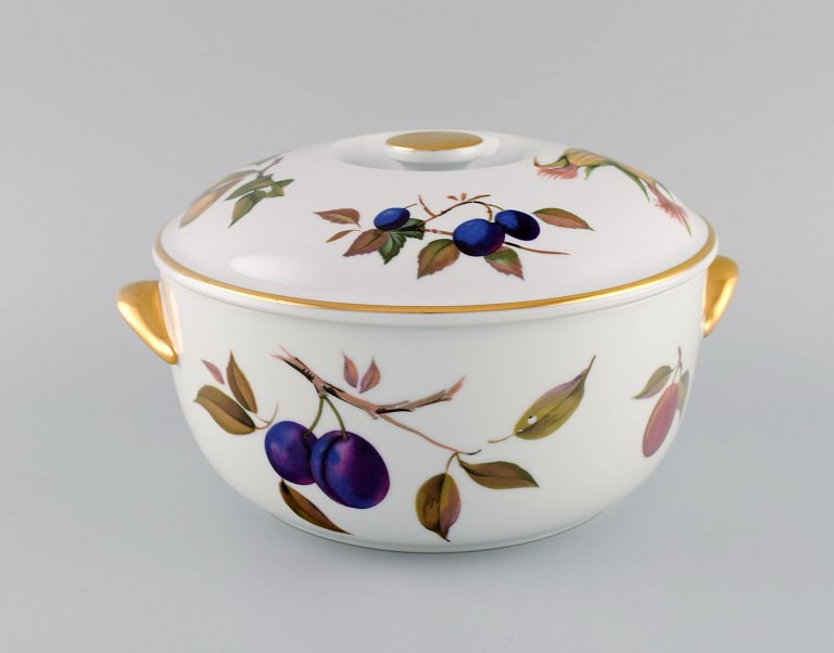 Royal Worcester, England. Stor Evesham lågterrin i porcelæn dekoreret med frugter og guldkant. 1980