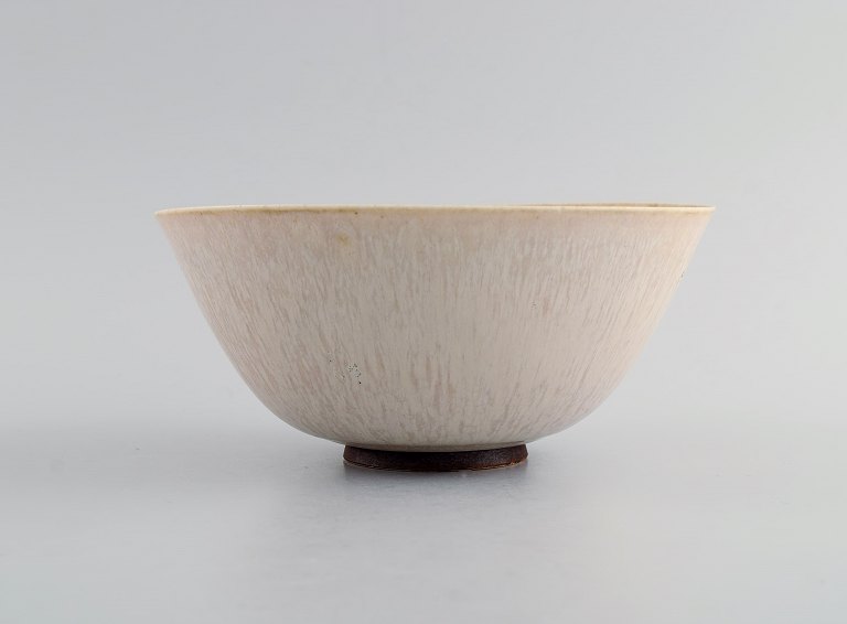 Saxbo skål på fod i glaseret stentøj. Smuk harepelsglasur. Midt 1900-tallet.
