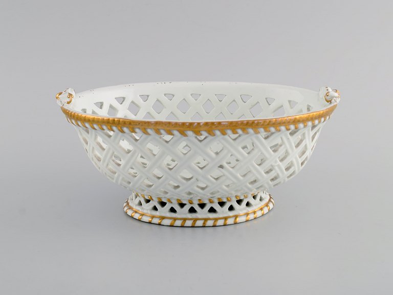 Antique Meissen bowl in openwork porcelain with hand-painted gold decoration. 19th century.