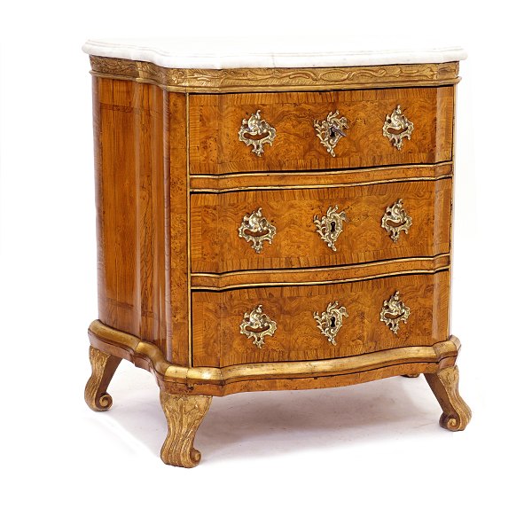 Ulmenbaumfurnierte Kommode mit teilwiesen Vergoldungen und Marmorplatte. Dänemark oder Norddeutschland um 1750. Barock. H: 80cm. Platte: 80x46cm