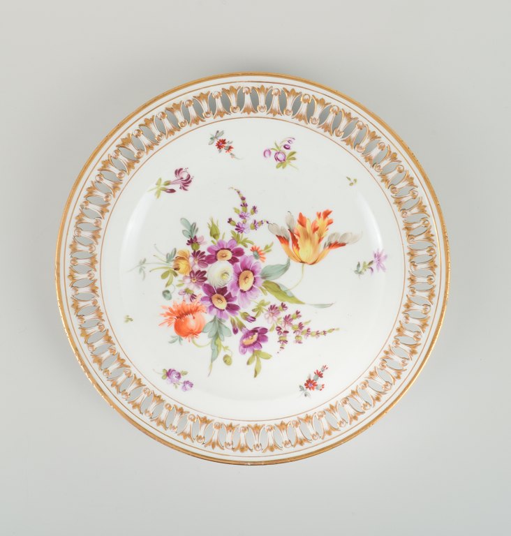 Antique Meissen openwork plate in hand-painted porcelain with flowers and gold decoration. Late 19th century.