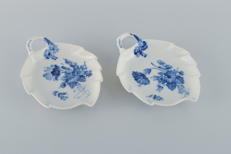 Royal Copenhagen. Blå blomst flettet. Et par bladformede asietter.