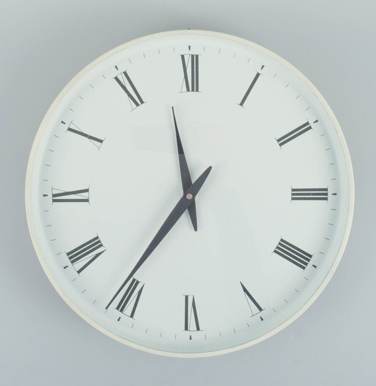 Henning Koppel for Georg Jensen. White plastic wall clock. Dial with Roman numerals. Clockwork quartz. 1960 / 70
