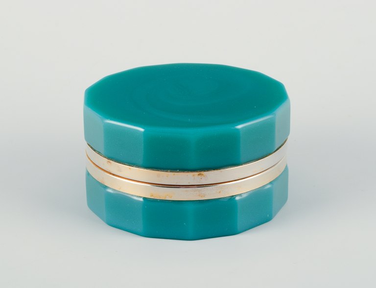 Fransk facetslebet Art Deco skrin i turkis opalineglas med messing montering.