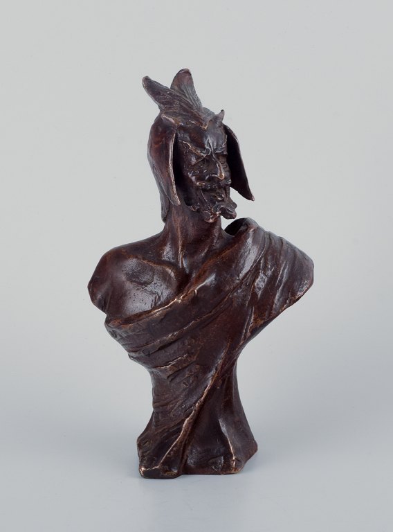 Giuseppe Moretti (1857-1935), italiensk skulptør, buste i bruneret massiv bronze 
forestillende Mephistopheles fra Goethes Faust.