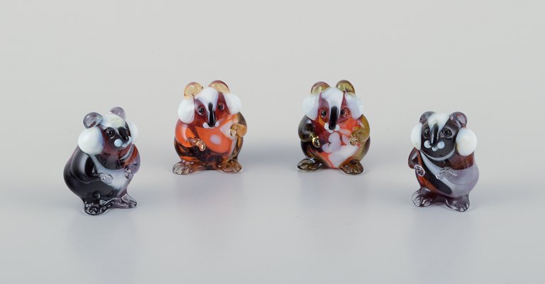 Murano, Italien. En samling på fire miniature glasfigurer af gnavere i farvet kunstglas.