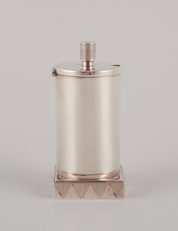 Jørgen Jensen (1895-1966) for Georg Jensen. Sjælden Art Deco sennepskrukke i 
sterlingsølv.