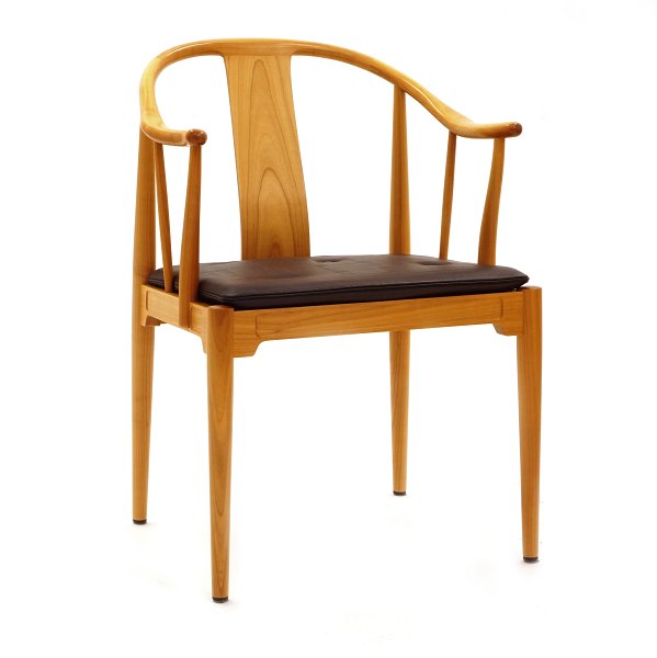 Hans Wegner Kinastol. Hans J. Wegner, 1914-2007, kinastol i lys kirsebærtræ. Produceret af Fritz Hansen 2005