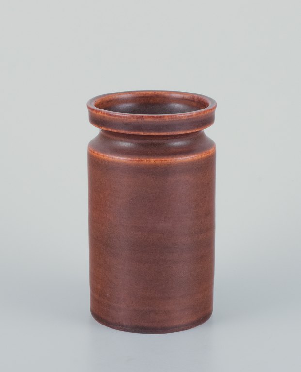 Ingrid og Erich Triller, Sverige. 
Unika keramikvase dekoreret med glasur i brune toner.