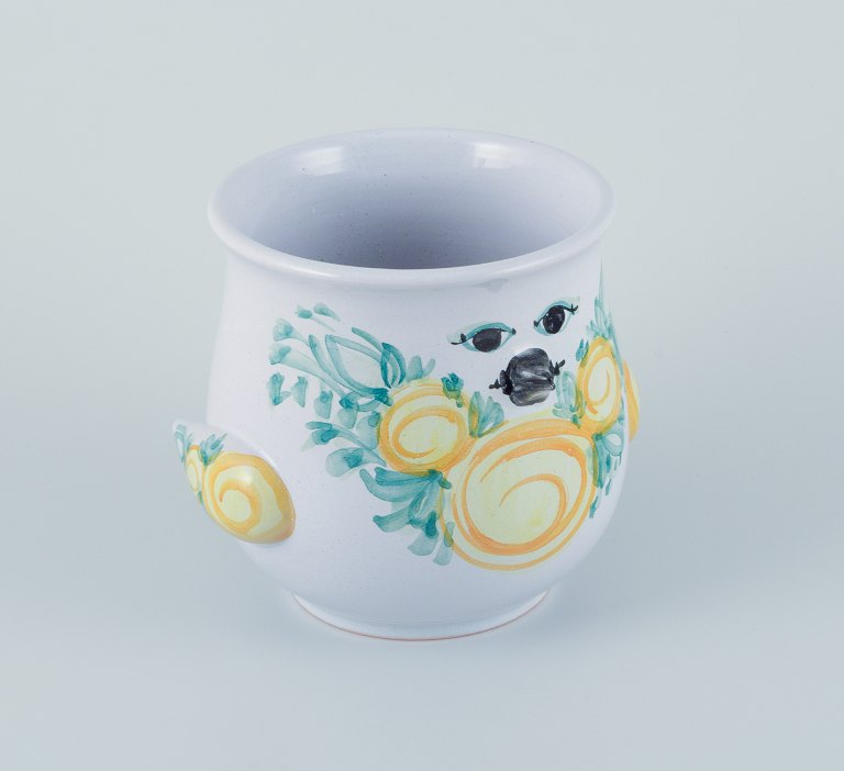 Bjørn Wiinblad (1918-2006) for Det Blå Hus, Danmark.Unika urtepotteskjuler i keramik udformet som en fugl. Glasur i grønne og gule toner.