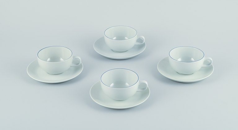 Fire Aluminia/Royal Copenhagen Blåkant kaffekopper med tilhørende underkopper.
Designet af Grethe Meyer.